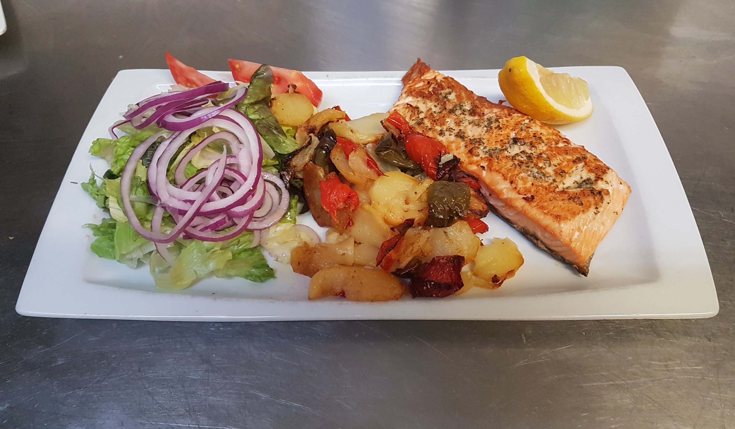 Salmón con patatas y ensalada