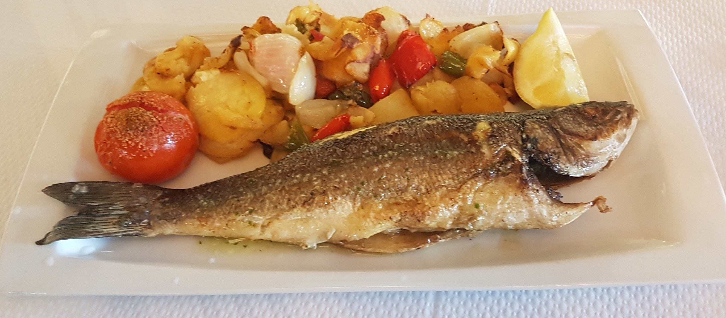 Pescado a la plancha con guarnición